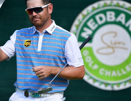 Oosthuizen hangs on at Sun City